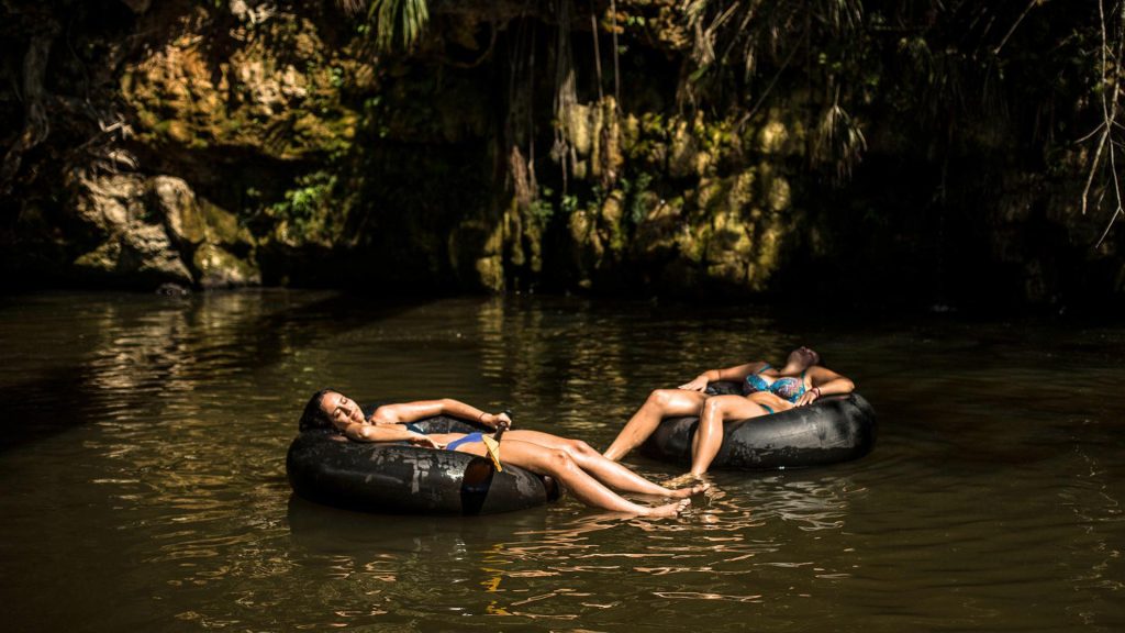 Disfrutando en los ríos de la selva, San Roque de Cumbaza